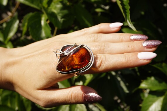 Une belle bague avec grand ambre de cognac, un artisanat ambre unique