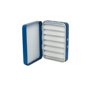 Może przedstawiać: Niebieskie pudełko do wędkowania muchowego z piankowym wnętrzem i wieloma przegródkami do przechowywania much.