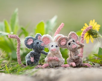 One Posable Pipe Cleaner Toy Mouse