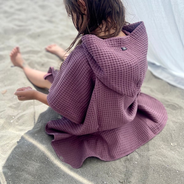 Bath poncho waffle piqué mauve berry hooded towel baby children in many different colors honeycomb fabric can be personalized with embroidery