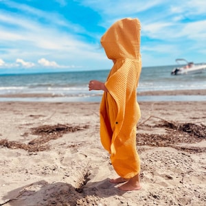 Badeponcho Baumwolle Honig Senf Kapuzenhandtuch in vielen verschiedenen Farben Wabenstoff Personalisierbar durch Bestickung