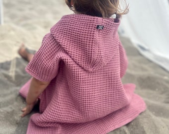 Poncho de bain piqué gaufré Serviette à capuche Light Berry bébé enfants dans de nombreuses couleurs différentes tissu nid d'abeille Peut être personnalisé avec broderie