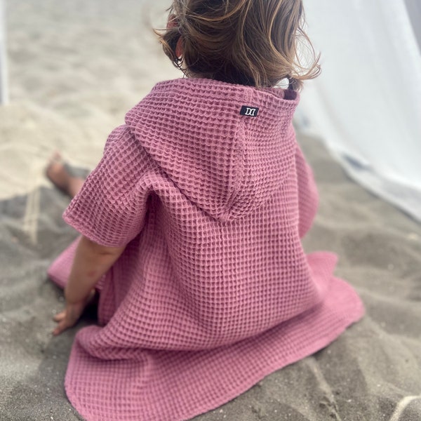 Bath poncho waffle piqué Light Berry hooded towel baby children in many different colors honeycomb fabric Can be personalized with embroidery