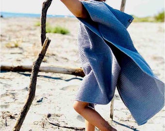 Badeponcho Baumwolle Dusty Blue Kapuzenhandtuch in vielen verschiedenen Farben Wabenstoff Personalisierbar durch Bestickung