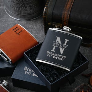 Set de regalo de frasco personalizado envuelto en cuero - Frasco de whisky grabado