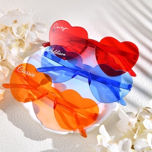 Personalisierte herzförmige Braut Sonnenbrille, im modernen Stil, ultimatives Brautjungfer Geschenk. Für modische Avantgarde-Hochzeiten.