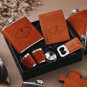 Gepersonaliseerde leren bruidsjonkers fles en portemonnee set, gegraveerde kaarthouder, attent cadeau voor vriend of echtgenoot, luxe cadeauset voor mannen