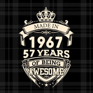 Può includere: Un design grafico in bianco e nero in stile vintage. Dice "Made in 1967 57 Years of Being Awesome".