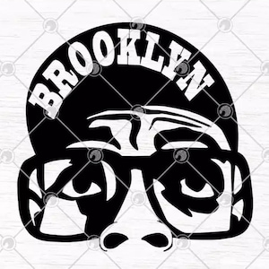 Puede incluir: Ilustración en blanco y negro de una persona con una gorra de béisbol que dice "BROOKLYN" y gafas de sol. La persona tiene una nariz grande y una expresión seria.
