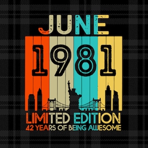 Pode incluir: Um gráfico de estilo vintage com o texto "June 1981 Limited Edition 42 Years of Being Awesome" em texto preto sobre um fundo listrado vermelho, laranja, amarelo, azul e bege. O gráfico apresenta uma silhueta da Estátua da Liberdade e da Ponte do Brooklyn.