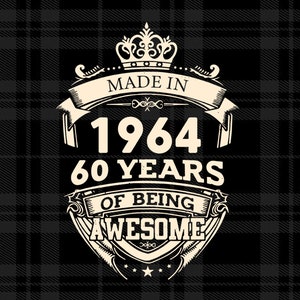 Può includere: Una grafica in stile vintage con una corona, uno stendardo e il testo "Made in 1964 60 Years of Being Awesome". La grafica è di colore crema su uno sfondo a quadri bianco e nero.