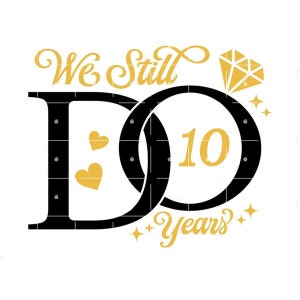 Könnte beinhalten: Grafik "We Still Do 10 Years" mit zwei ineinander verschlungenen Ringen, einem Diamanten und Herzen in Gold auf weißem Hintergrund.