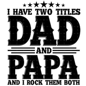 Può includere: Progettazione grafica di testo in bianco e nero che recita "Ho due titoli Papà e Papà e li rocko entrambi".