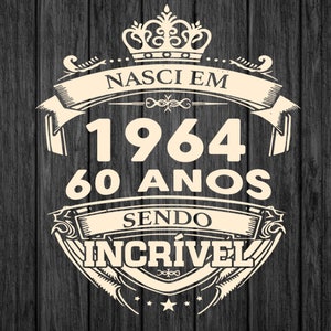 May include: A vintage-style graphic with a crown, banner, and text that reads "NASCI EM 1964 60 ANOS SENDO INCRÍVEL". The graphic is set against a woodgrain background.