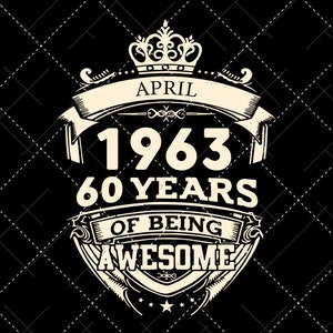 以下が含まれることがあります： 王冠、バナー、そして「1963年4月 60年の素晴らしさ」というテキストが書かれた、ビンテージスタイルのグラフィックデザイン。デザインは、黒の背景にクリーム色と白で描かれています。