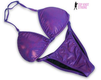 Traje de competição de biquíni para modelo fitness nas cores ameixa, framboesa e roxo.