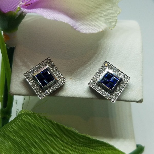 Aretes de diamantes y zafiros montados en oro blanco de 14 k.