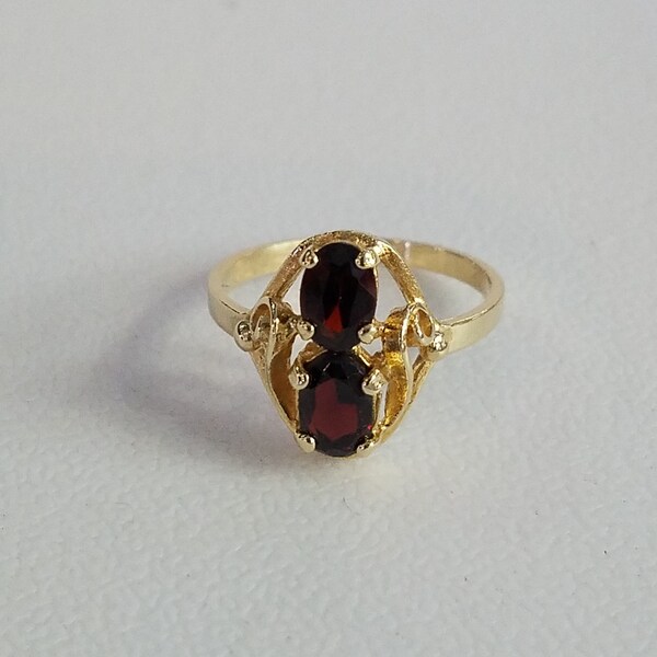 14k Gold Vintage Garnet Ring