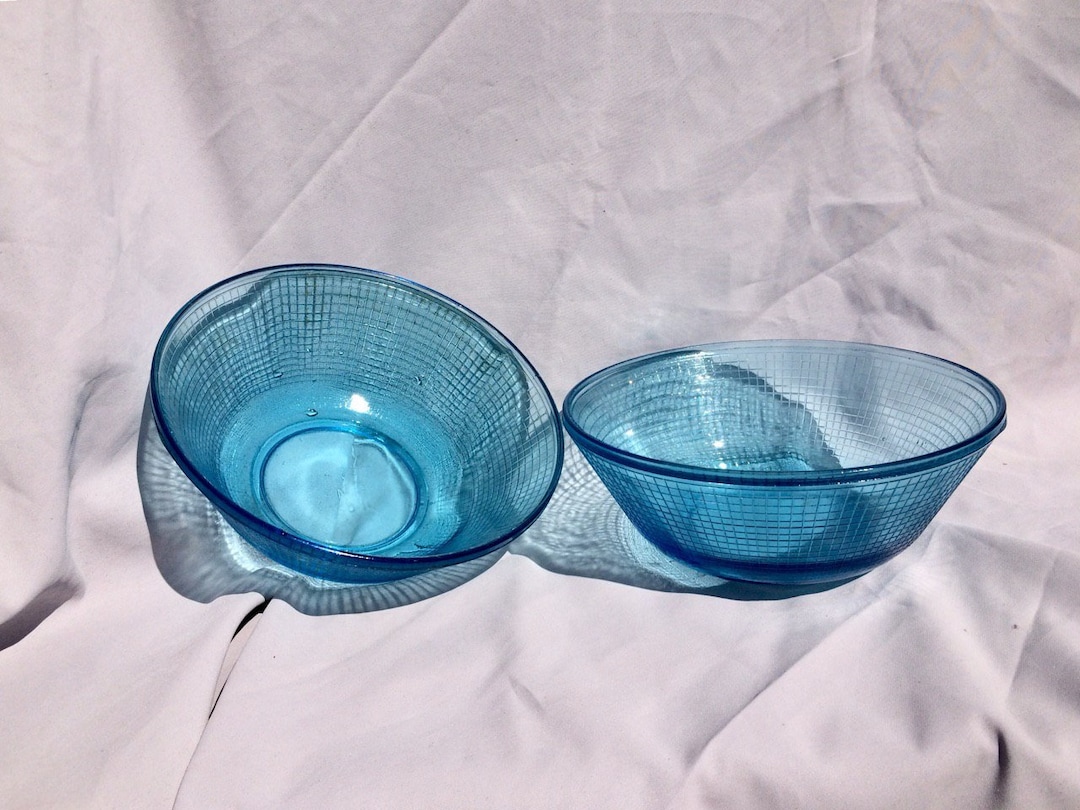 Vintage-Set aus 2 blauen Glasschalen. Sowjetischer Salatteller aus ... Vintage-Set aus 2 blauen Glasschalen. Sowjetischer Salatteller aus ...