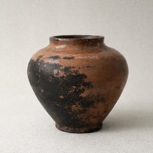 釉薬のかかったアンティークのウクライナ製粘土鉢、ヴィンテージの黒茶色のテラコッタ製水差し、侘び寂びの素朴な陶器の花瓶、素朴なカントリーファームハウス風の装飾