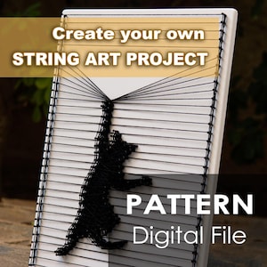 Puede incluir: Proyecto de arte de hilo que muestra un gato negro trepando sobre un fondo blanco y gris. El texto "Create your own STRING ART PROJECT" está en la parte superior, con "PATTERN Digital File" en la parte inferior. El gato está hecho de hilo negro.