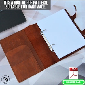 Könnte beinhalten: Ein brauner Lederordner mit einer Tasche auf der Vorderseite und einem Drei-Ring-Mechanismus. Der Ordner ist geöffnet und das Innere ist weiß. Der Text "IT IS A DIGITAL PDF PATTERN. SUITABLE FOR HANDMADE." befindet sich oben im Bild. Der Text "PDF" und "DOWNLOAD" befindet sich unten im Bild.