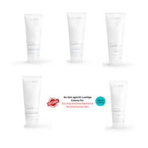 Pode incluir: Cinco tubos brancos de creme facial Nu Skin ageLOC LumiSpa. Os tubos são etiquetados com o texto "Nu Skin" e "LumiSpa" e têm diferentes designações de tipo de pele: "propensa a imperfeições", "sensível", "pele oleosa", "normal/mista" e "seca".