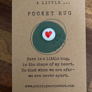 Un abrazo de bolsillo, un corazón roto. Separación. Larga distancia. Amigos. Regalo para padres e hijos. Preocupación escolar.