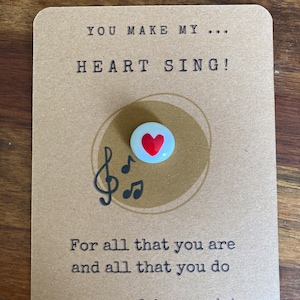 Taschenherz. Du bringst mein Herz zum Singen. Rotes Herz. Glückliches Geschenk. Für Ihn. Für Sie. Jubiläum Charme. Freundschaft Geschenk. Wertschätzung Geschenk.
