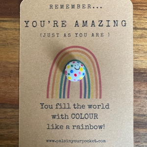 Regenboog, kleuren, vriendelijkheid, verdrietig, overstuur, angstige zakmaatje, depressie en stress, hulp, troostrots, geverfde steen. Zorgen. Angst.