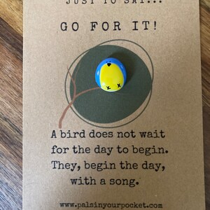 Cartão postal com o desafio "Vá em frente", vibrações positivas, pássaro | pedra da preocupação | presente positivo para saúde mental | pássaro | pedra de pássaro.