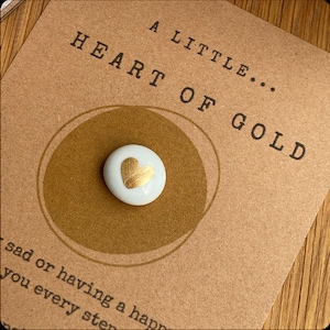 Un pequeño corazón de oro en forma de piedrecita de bolsillo. Tarjeta Kraft. Dije de corazón. Regalo de agradecimiento para ella. Gracias, maestra. Gracias, mamá. Amiga.