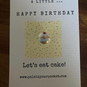 Ein kleines alles Gute zum Geburtstag Andenken. Kuchencharme. Runder Geburtstag. Erinnerungsbox. Leckerli für Freund. Denkwürdige Geschenke. Geschenk.