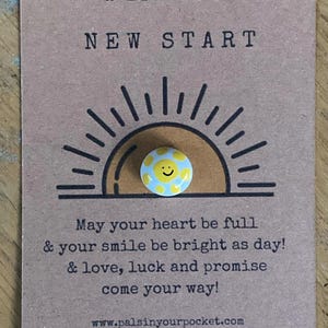 Nouveau jeu de galets et de cartes, soleil. Nouvel emploi, retraite, nouveau chapitre, aventure dans la vie, départ. Remise des diplômes, bonne chance mon ami.