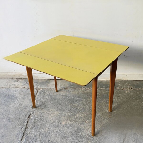 Lucie la chineuse: Table en formica jaune Lucie la chineuse: Table en formica jaune
