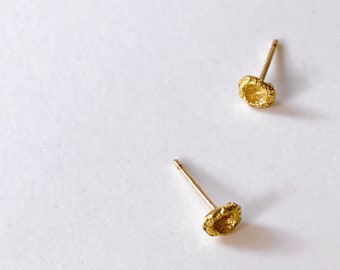 Handgemachte minimalistische Messing Ohrstecker kleine runde japanische Kunst Ohrringe Metallarbeit von Seiko Obara, Gold Farbe Ohrstecker 14k Gold Fill