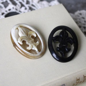 Spilla di Natale, Spilla di corno di bufalo d&#39;acqua di giglio fiore, Spilla Fleur-de-lis, Spilla regalo, Lisette, Design giapponese, Raro