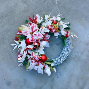 Kerstster kerstkrans rode ornamenten decoratie vakantie appartement entree