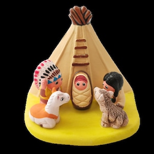 Peut inclure: Une tente tipi jaune avec une échelle en bois et une figurine de chien brun et blanc. Une figurine d'Indien d'Amérique portant une coiffe rouge, blanche et bleue tient une figurine de cheval blanc. Un bébé poupée est à l'intérieur du tipi.