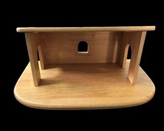 Stabilny w montażu (szerokość 36 cm x głębokość 21,5 x wys. 10/15 cm)