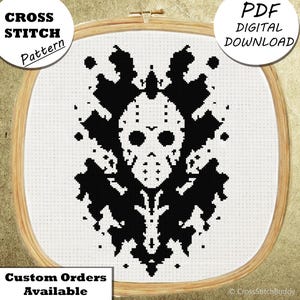 Könnte beinhalten: Schwarz-weiß Kreuzstichmuster einer Hockeymaske, gerahmt in einem hölzernen Stickrahmen. Der Text "CROSS STITCH Pattern", "PDF DIGITAL DOWNLOAD" und "Custom Orders Available" ist enthalten.