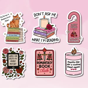 Puede incluir: Un conjunto de seis pegatinas coloridas con varios dise&ntilde;os. Una presenta un gato sobre libros, otra una vela y libros, y una tercera un colgador de puerta. Otras pegatinas incluyen un Kindle, una espada y una vela con texto. El tema es la lectura y los libros.