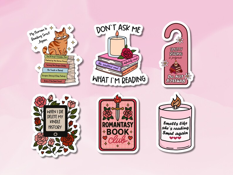 Puede incluir: Un conjunto de seis pegatinas coloridas con varios dise&ntilde;os. Una presenta un gato sobre libros, otra una vela y libros, y una tercera un colgador de puerta. Otras pegatinas incluyen un Kindle, una espada y una vela con texto. El tema es la lectura y los libros.