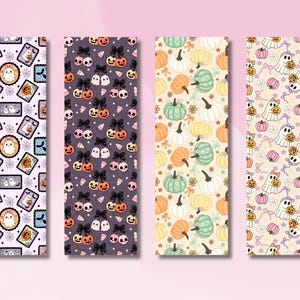 Puede incluir: Cuatro marcapáginas rectangulares con diseños de Halloween. Los diseños incluyen sellos con fantasmas y calabazas, calaveras con cerezas y calabazas. La paleta de colores presenta morado, naranja y crema.