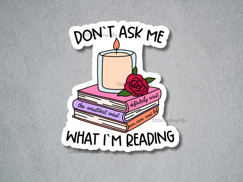 Puede incluir: Una pegatina con el texto "DON'T ASK ME WHAT I'M READING". Presenta una vela en un vaso, una rosa roja y una pila de libros con los t&iacute;tulos "the smuttiest smut", "definitely smut" y "even more smut lol".