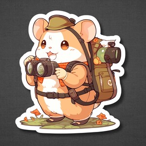 Puede incluir: Un h&aacute;mster de dibujos animados con un sombrero y una mochila con binoculares. El h&aacute;mster es marr&oacute;n y blanco con una bufanda roja. La mochila es verde y marr&oacute;n con un parche blanco. Los binoculares son negros y marrones.