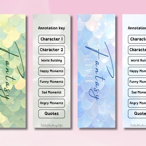 Könnte beinhalten: Zwei Lesezeichen-Designs mit einem grünen und blauen Schuppenmuster. Die Lesezeichen zeigen den Text "Fantasy Lover" und eine Anmerkungsleiste mit Kategorien wie "Charakter 1", "Charakter 2", "Weltbau", "Glückliche Momente", "Lustige Momente", "Traurige Momente", "Wütende Momente" und "Zitate".