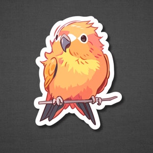 K&ouml;nnte beinhalten: Ein Aufkleber mit einem orangefarbenen und gelben Papagei im Cartoon-Stil, der auf einem Ast sitzt. Der Papagei hat einen wei&szlig;en Bauch und schwarze Augen.