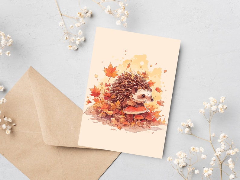 K&ouml;nnte beinhalten: Eine Aquarell-Illustration eines Igels, der auf einem Pilz in einer Waldlandschaft sitzt. Der Igel ist braun und hat einen wei&szlig;en Bauch. Der Pilz ist rot mit wei&szlig;en Punkten. Um den Igel und den Pilz herum liegen orange und gelbe Bl&auml;tter.