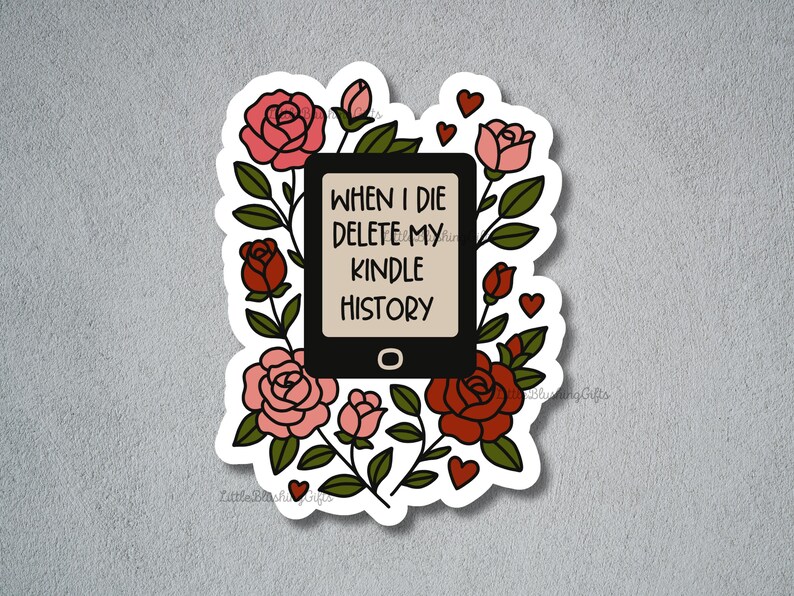 Puede incluir: Una pegatina con un lector de libros electr&oacute;nicos negro con el texto "WHEN I DIE DELETE MY KINDLE HISTORY". El dise&ntilde;o incluye rosas rosas y rojas, hojas verdes y corazones rojos, sobre un fondo blanco.